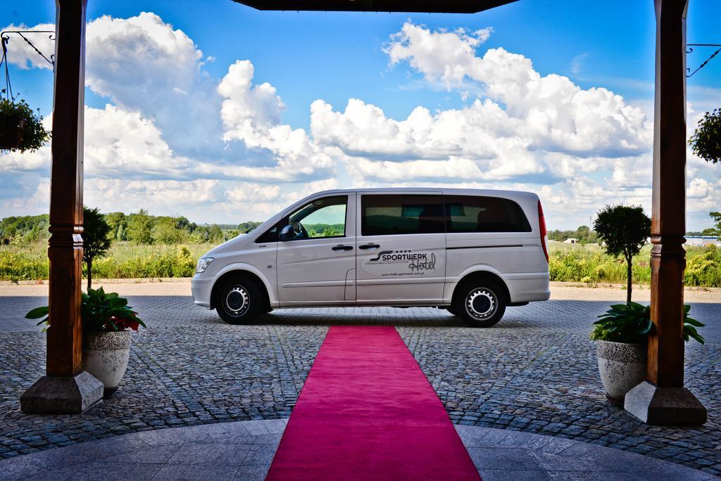 Hotel Sportwerk Tyniec Maly Bagian luar foto